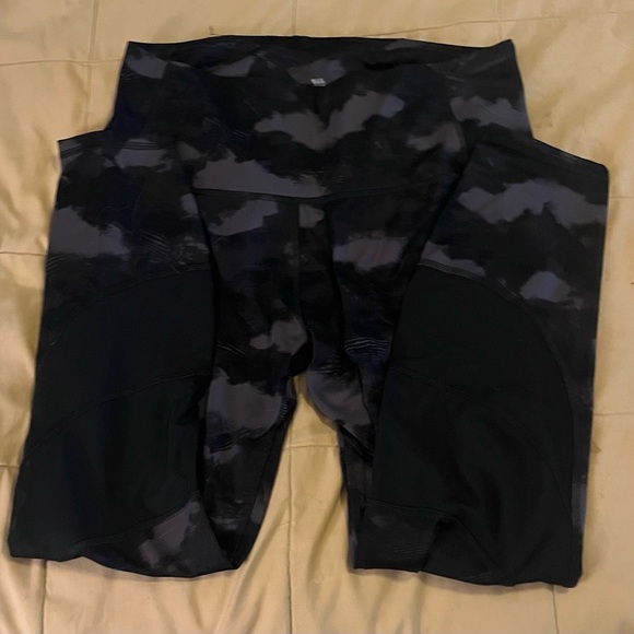EUC! Women’s Bkack/Grey Camouflage Leggings Size XL - Picture 5 of 16